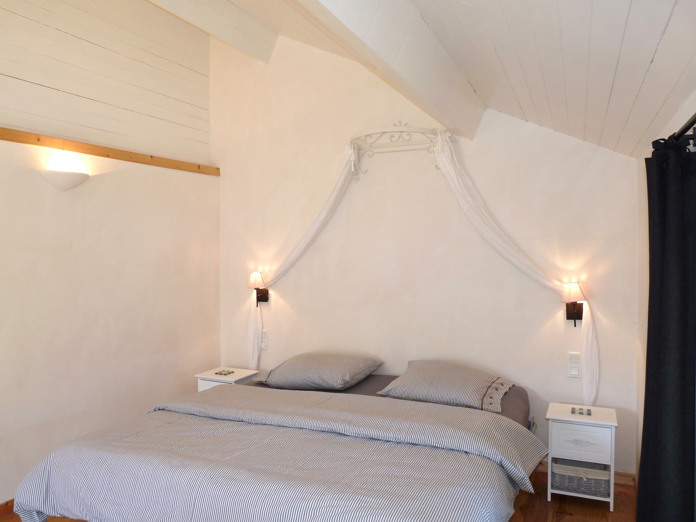 Chambre N° 1 à l'étage : 12 m2 - 2 fenêtres -exposition nord et est - vue sur la montagne- armoire - lit de 160X200 -convecteur électrique- chaise- 2 tables de nuit...